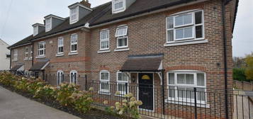 Flat to rent in Copse Road, Redhill RH1