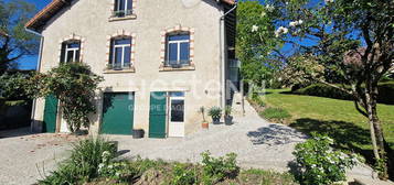 Maison bourgeoise en centre ville de Nontron, beau jardin et piscine hors-sol