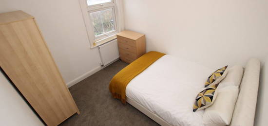 Room to rent in Thames Avenue, Reading RG1