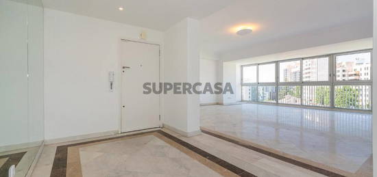 APARTAMENTO T3+1 SEM MÓVEIS NAS AMOREIRAS