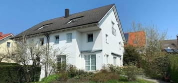 Moderne und großzügige Doppelhaushälfte mit Dachstudio in hervorragender und ruhiger Lage von Marloffstein