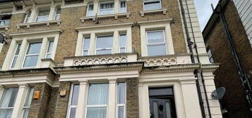 Flat to rent in Argyle Road, Ealing W13