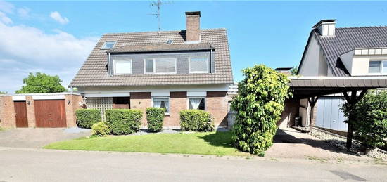 Freistehendes Haus auf großem Grundstück mit Garage u  Carport genutzt als Zweifamilienhaus