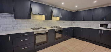 8 bed terraced house to rent