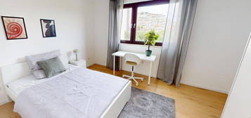 Möbeliertes Zimmer in einer renoviertes 6er WG in Frankfurt a. M.