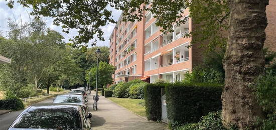 Immobilien-richter: Sanierungsbedürftiges Apartment mit Weitblick in Düsseldorf-Golzheim