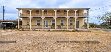 512 S Broadway St, Mertzon, TX 76941