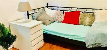 A beautiful single room (for women) is available!
