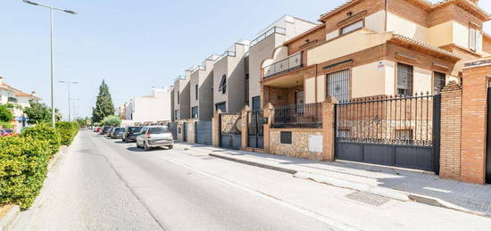 Casa adosada en venta en Mariana Pineda, Santa Fe