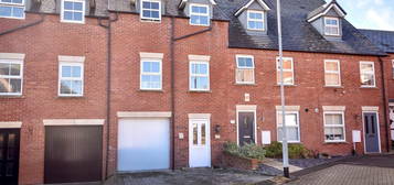 Town house for sale in Heron Road, Leighton Buzzard LU7