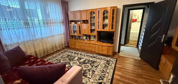 Apartament cu 3 camere, zona Podu Ros