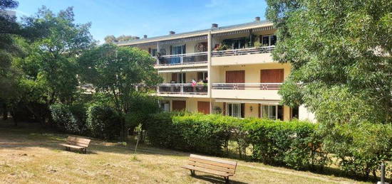 T3 LE PETIT BOIS avec terrasse et parking