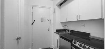 307 E 44th St Apt 203, New York, NY 10017