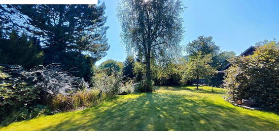 Bungalow mit idyllischen Garten - Spitzboden teilweise ausgebaut