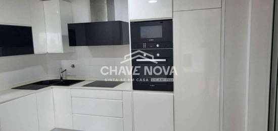 Apartamento T3 com varanda, lg. garagem. Av. da Conduta. Gondomar