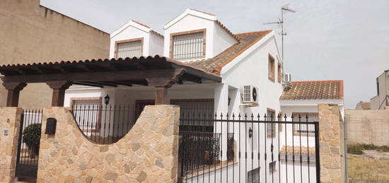 Chalet adosado en venta en calle Manuel Martínez Garré, 15