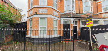 4 bedroom ground floor flat