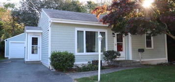 91 Bellview Ave, Ashaway, RI 02804