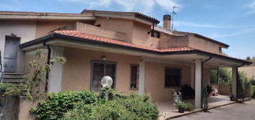 Villa in vendita in via Luciano Lama