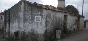 Casa de aldeia em alvenaria de pedra para reconstrução total