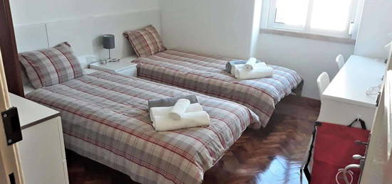 724634 - Quarto com várias camas em...