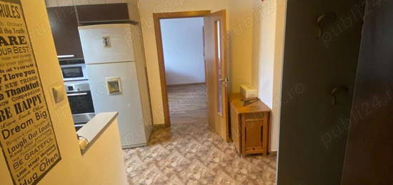 Închiriez apartament 4 camere