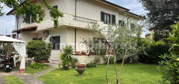 Villa bifamiliare, buono stato, 150 m², Pietrasanta