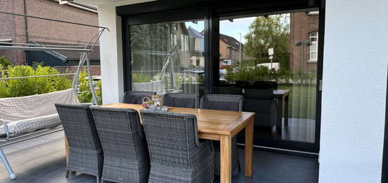 Stilvolle, neuwertige 4-Zimmer-Wohnung mit Terrasse und Garten in Grevenbroich Wevelinghoven