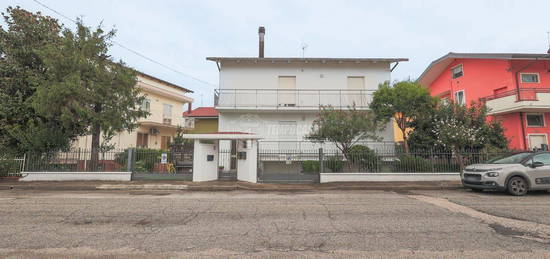 Casa indipendente in vendita in viale Volterra