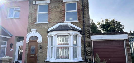 End terrace house to rent in Canterbury Road, Gravesend DA12