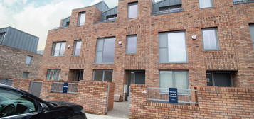 3 bed town house to rent