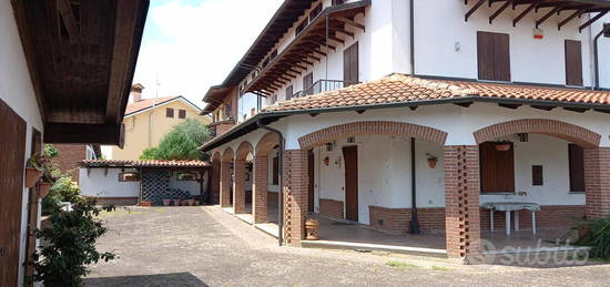 Casa indipendente su tre piani con giardino