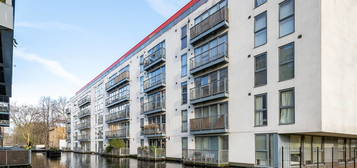 Flat for sale in Lea Bridge Road, London E5