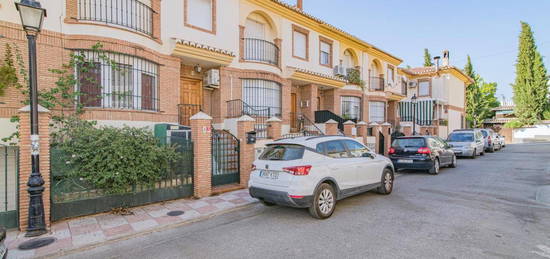 Casa adosada en venta en La Zubia Ciudad