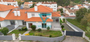 Moradia T4 c/ Piscina em Lote de 1200m² - Parceiros, Leiria