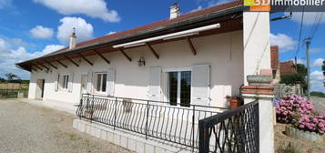 Secteur Chaussin, dans village calme, vends ancienne ferme reconditionnée en pierres de 6/7 pièces, 161m² habitableS, dépendances, sur 2026m² de terrain clos