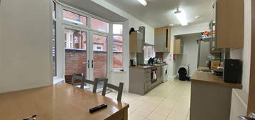 Terraced house to rent in Beaconsfield Road, Leicester LE3