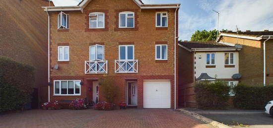 5 bedroom semi-detached house for sale