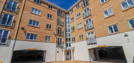 Flat for sale in The Dell, Southampton, Hampshire SO15