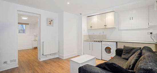 Flat to rent in Bulstrode Street, London W1U