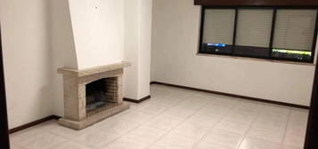 Arrendamento de Apartamento T2  na avenida Bernardo Santareno, 42