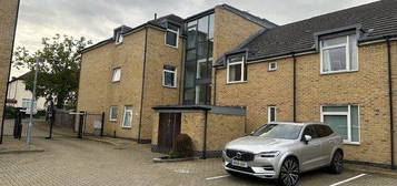 Flat to rent in Elland Close, New Barnet, Barnet EN5