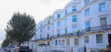 Flat to rent in Lansdowne Place, Hove BN3