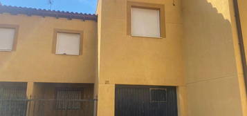 Chalet adosado en venta en calle los Claveles