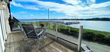 Juwel an der Schlei: EFH mit großer Glasfront und Balkon mit Wasserblick + Nebenhaus in Boren