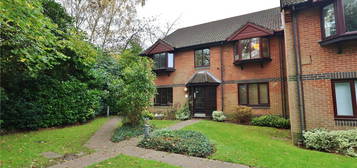 Flat for sale in Foxhills, Woking, Surrey GU21