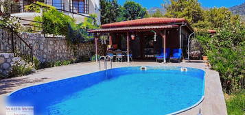 Kalkan'da Tek Katl 1042 m2 inde Satlk 3+1 Ta& Ahap Villa