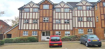 Flat to rent in Lorne Gardens, Knaphill, Woking GU21