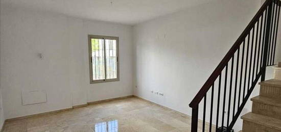 Chalet adosado en venta en calle Aljarafe