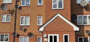 Flat to rent in Streamside Close, London N9